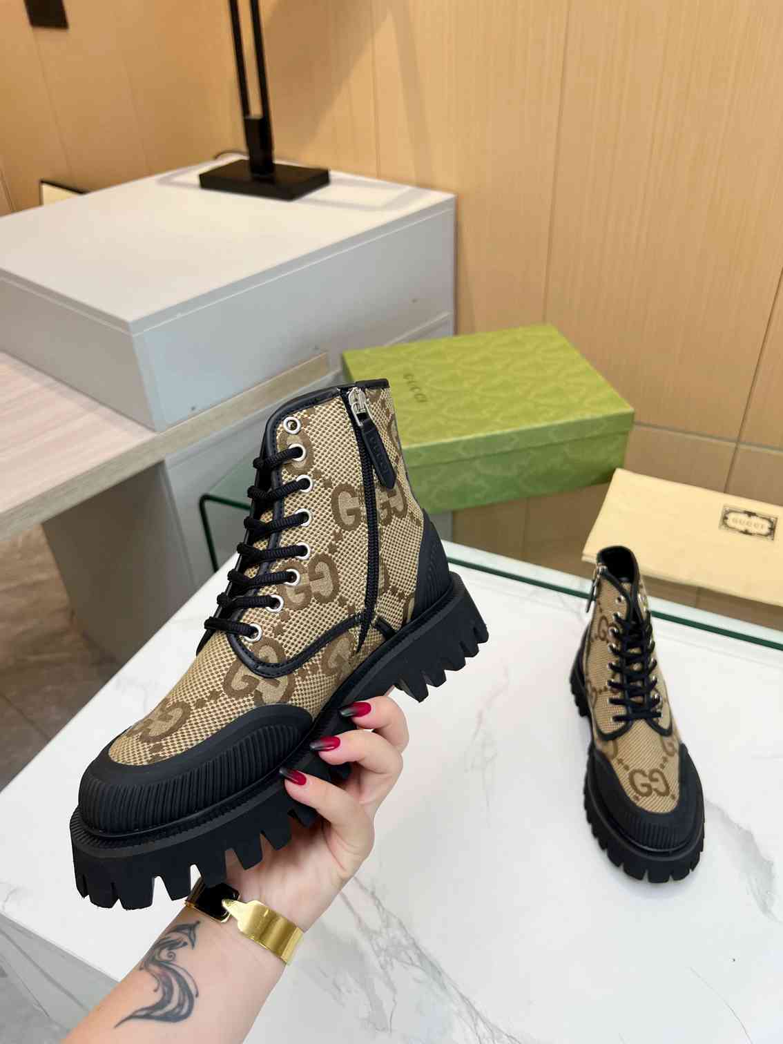 GU Woman Boots
