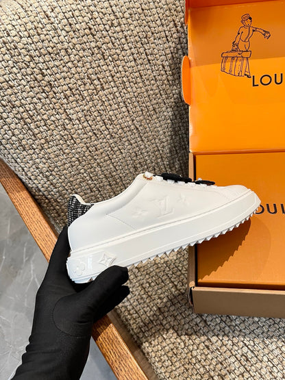 LU woman  Sneakers