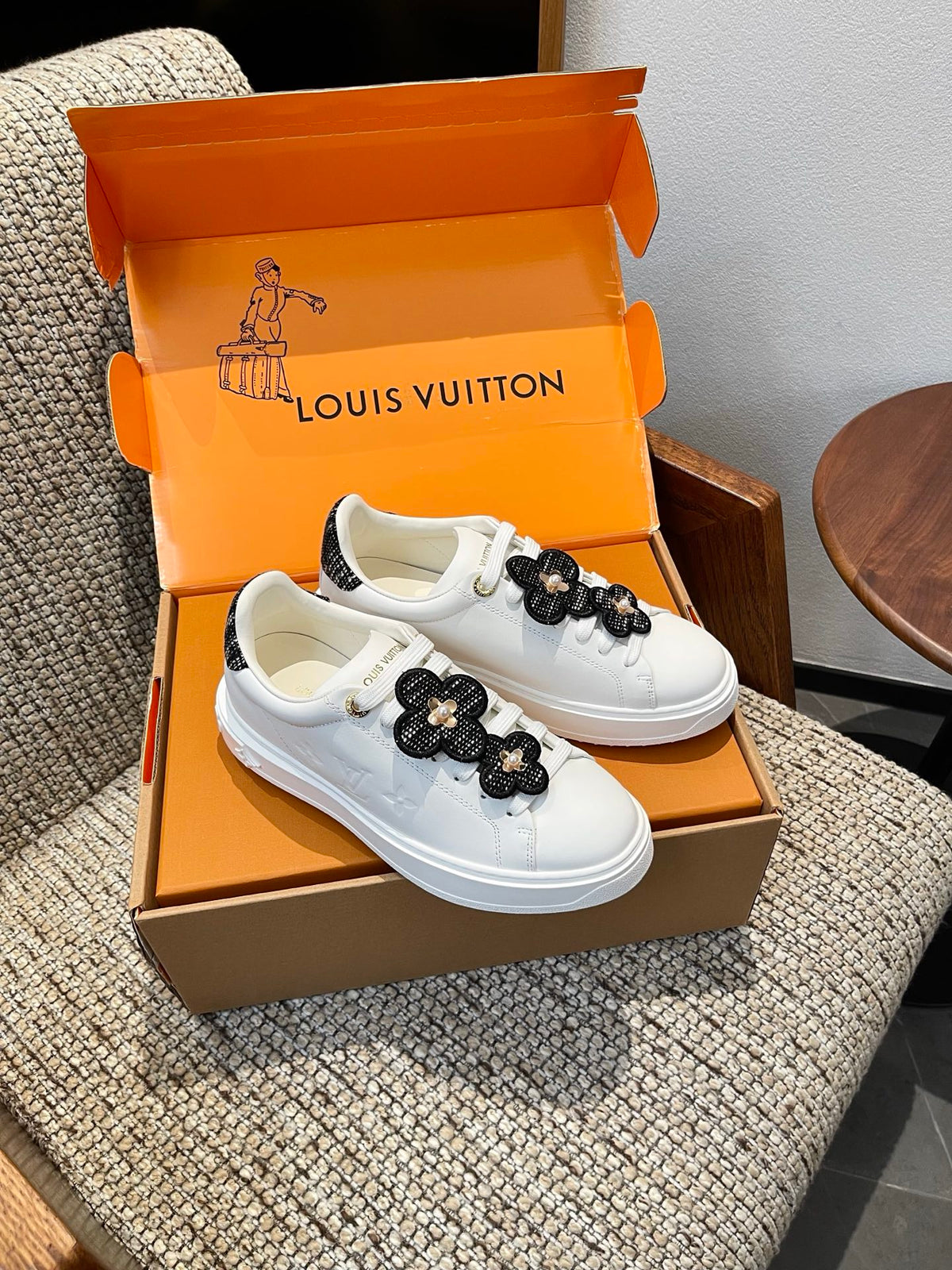 LU woman  Sneakers