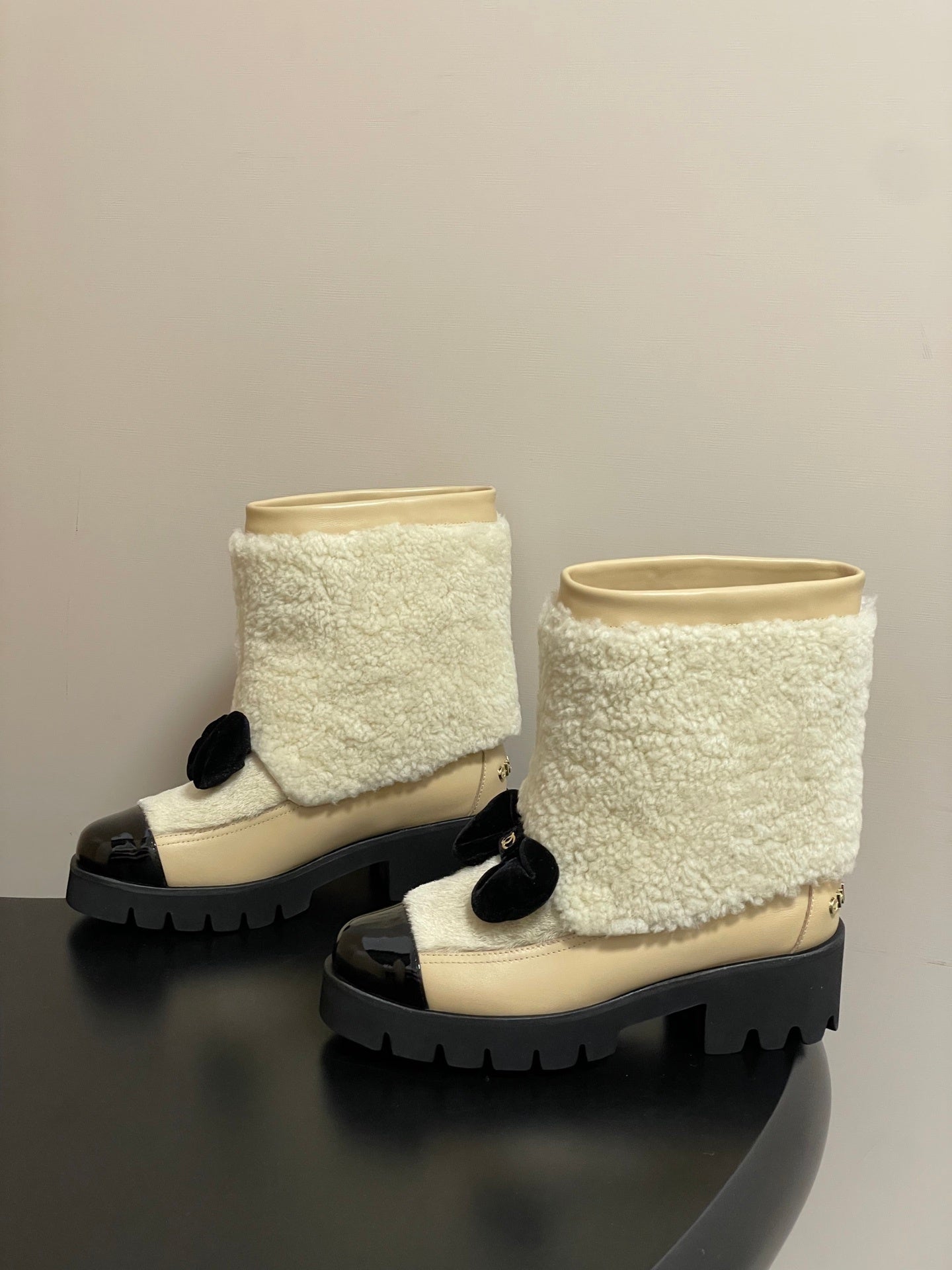 CHL Shearling  Woman Boots 2 Color's