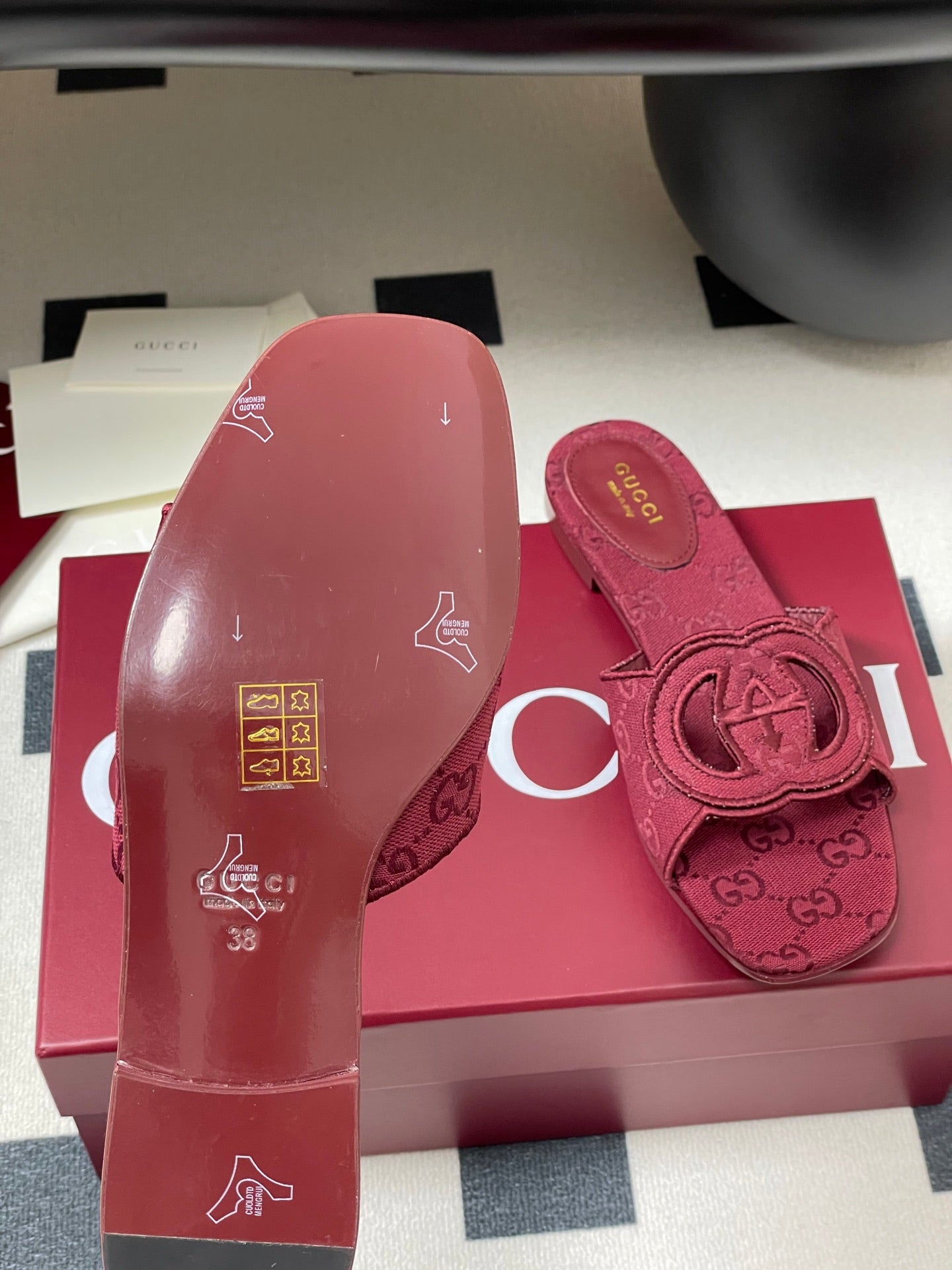 GU Slippers  Woman 42