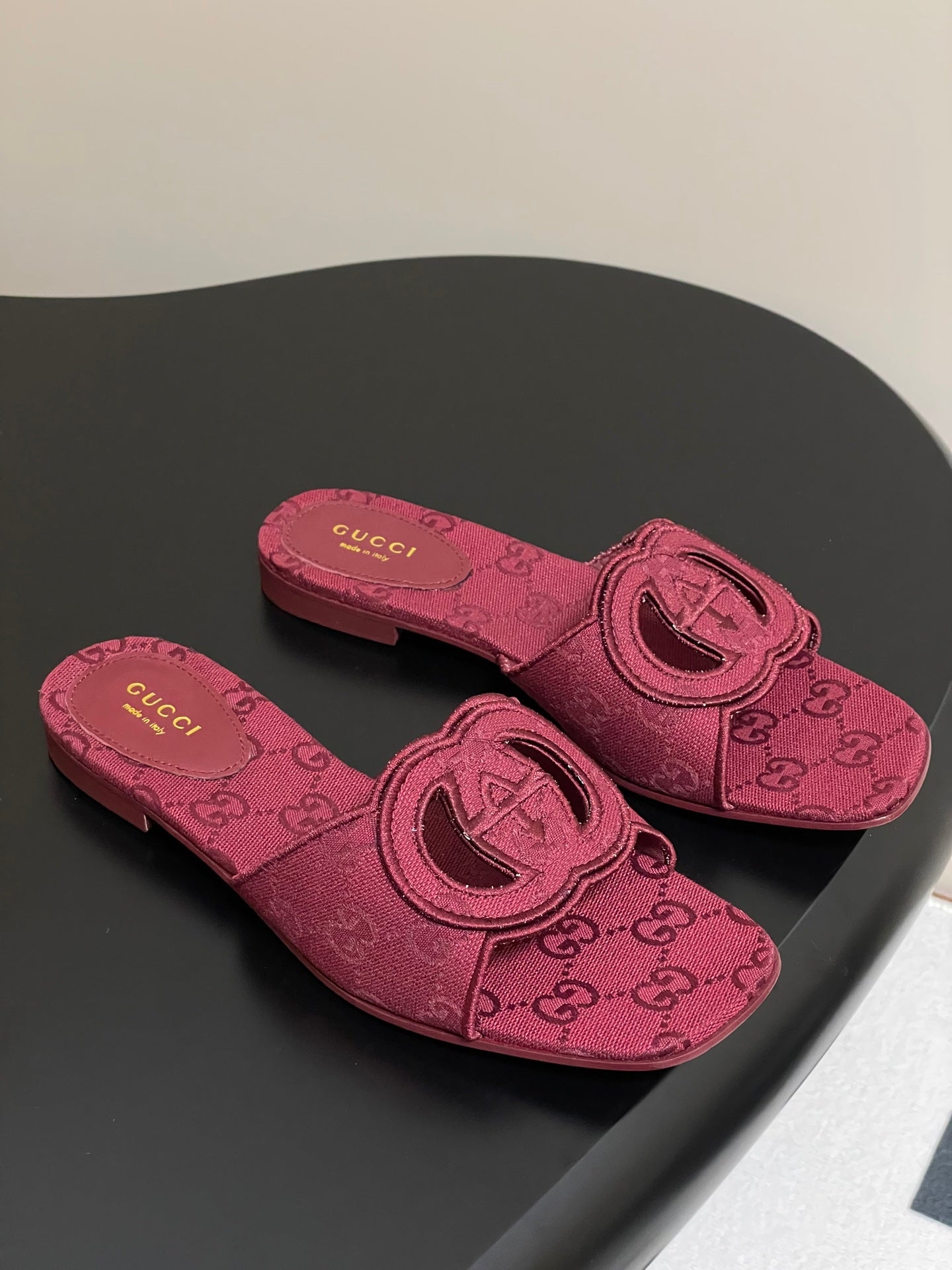 GU Slippers  Woman 42