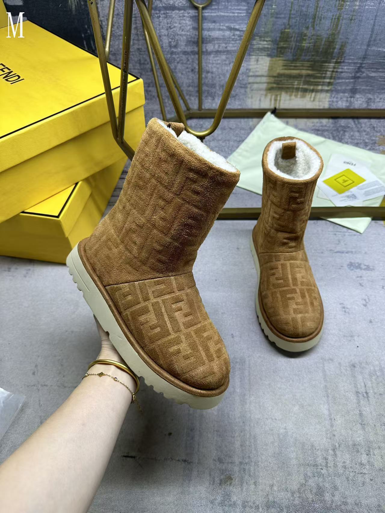 FEN vs UGG  Boots 42