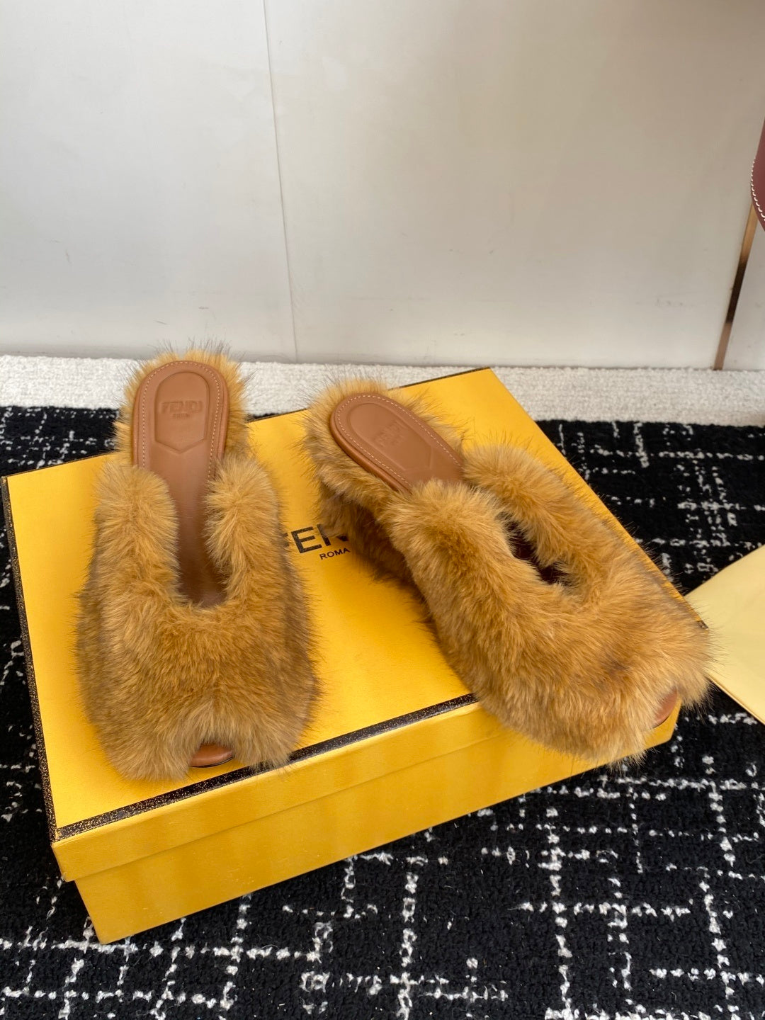FEN Sandals  Slippers Fur 2 Color's Woman