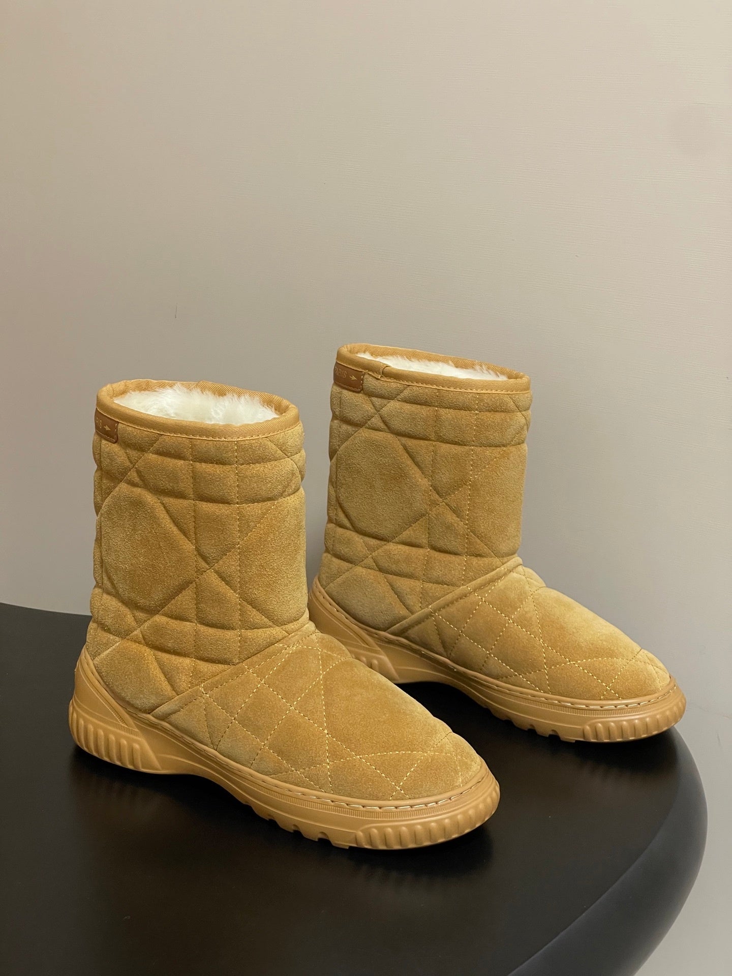 CHD vs UGG Woman Boots