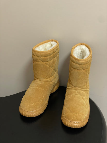 CHD vs UGG Woman Boots