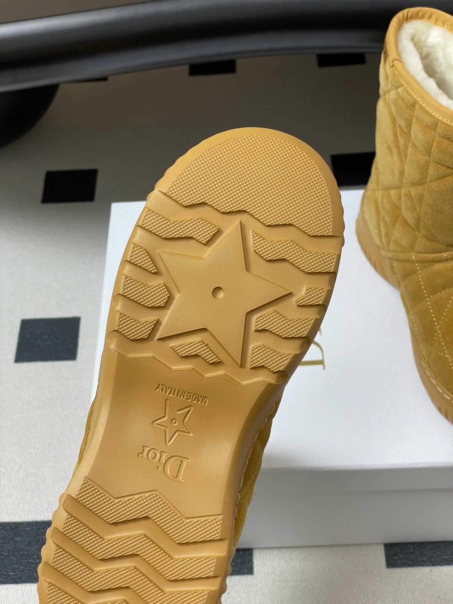 CHD vs UGG Woman Boots