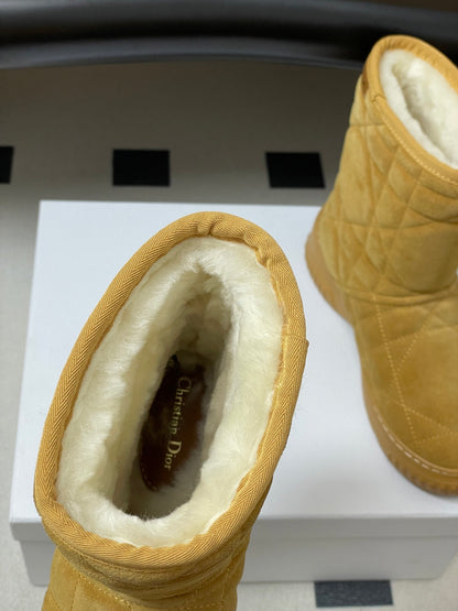 CHD vs UGG Woman Boots