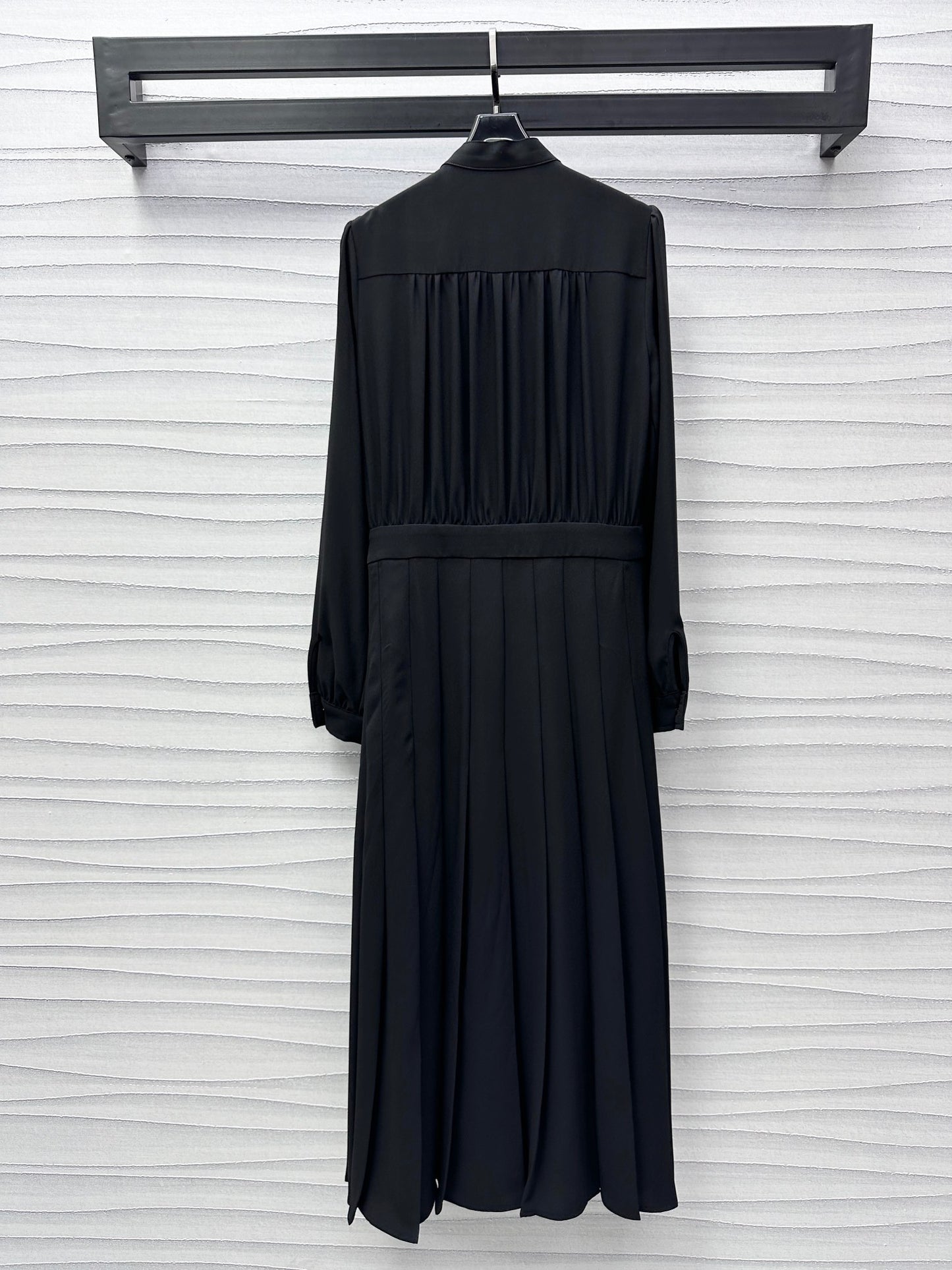 LU Long-Sleeved Pleat  Dress limited season 2024