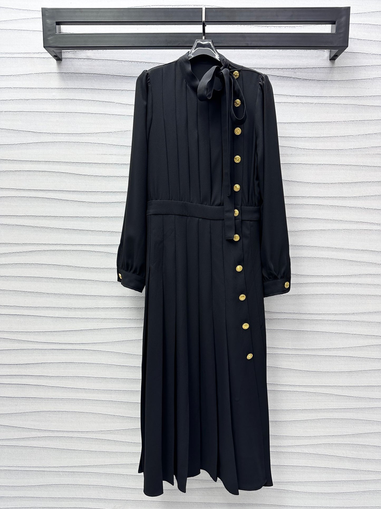 LU Long-Sleeved Pleat  Dress limited season 2024