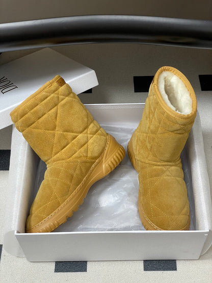 CHD vs UGG Woman Boots