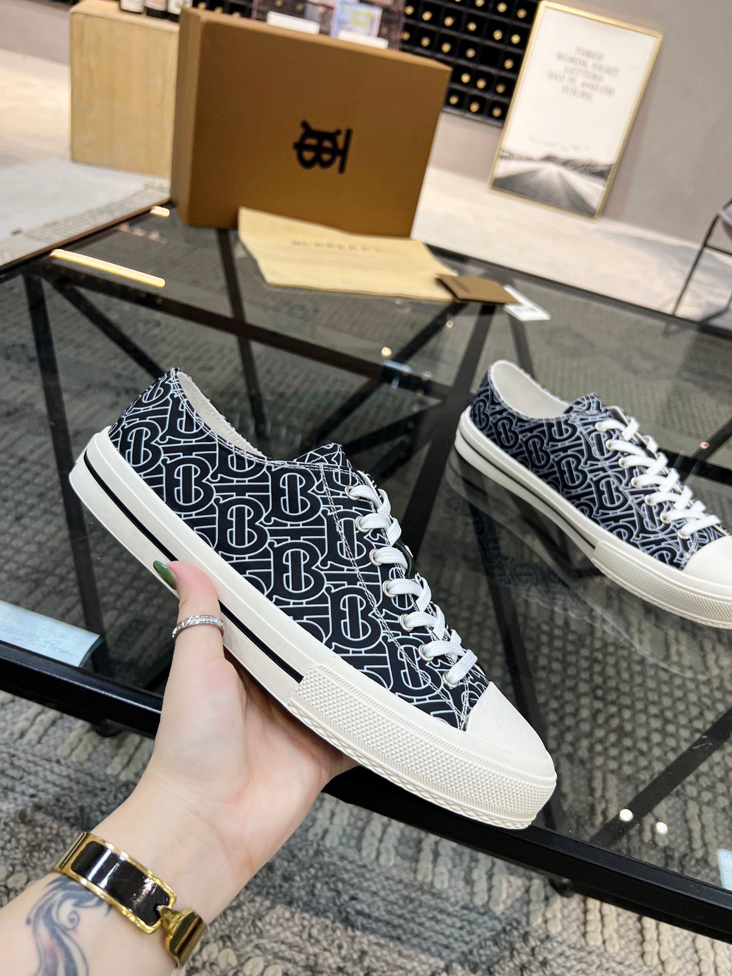 *BURBBER  Sneakers 2 Color 's
