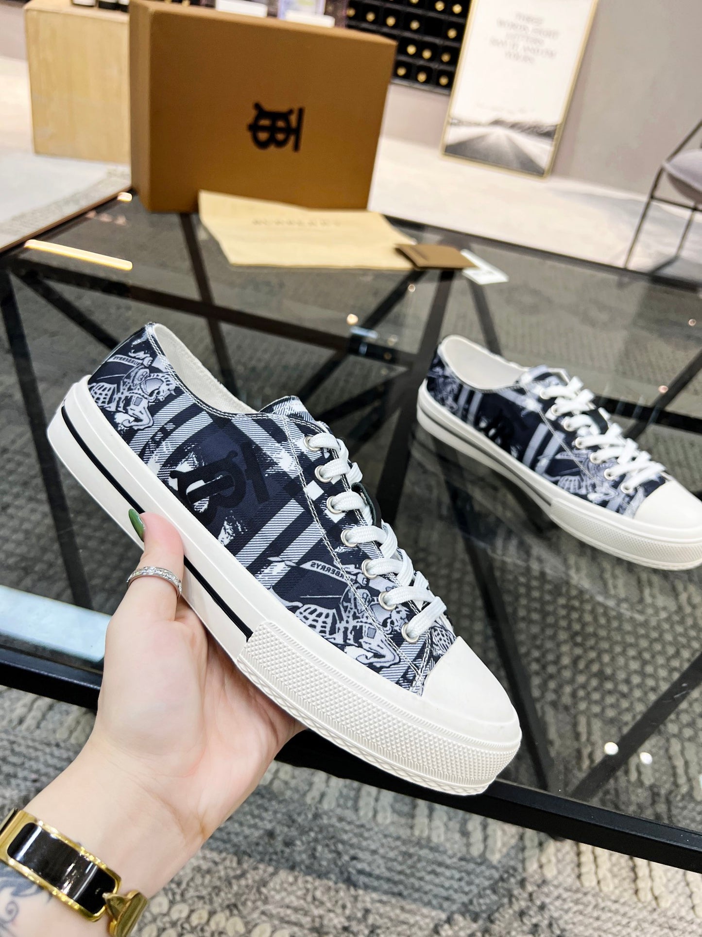 *BURBBER Sneakers 2 Color 's