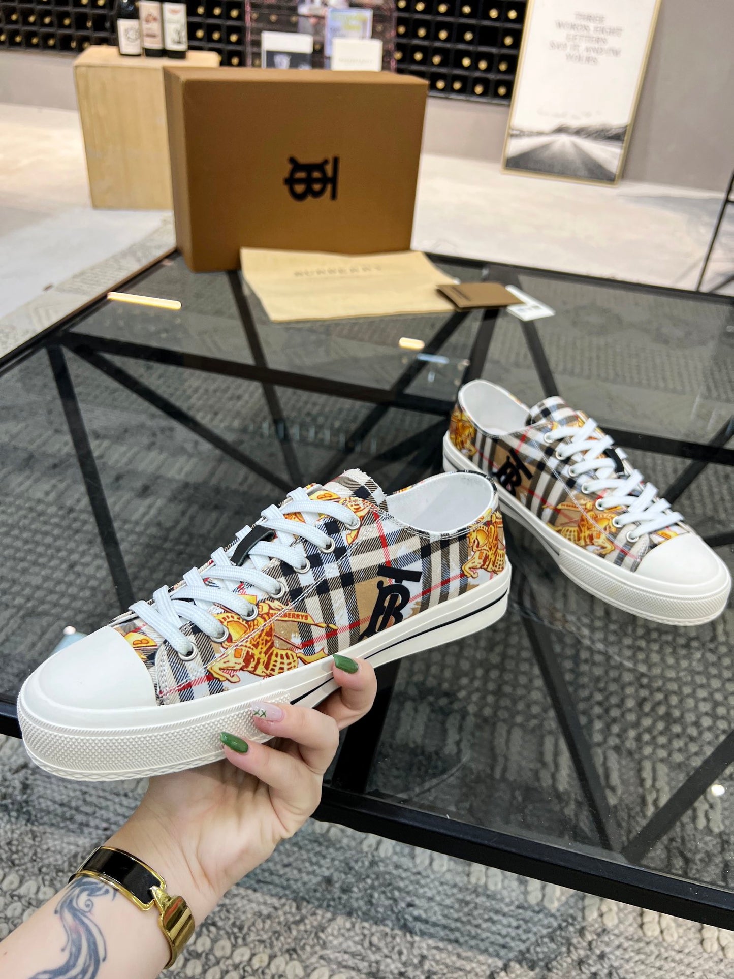 *BURBBER Sneakers 2 Color 's