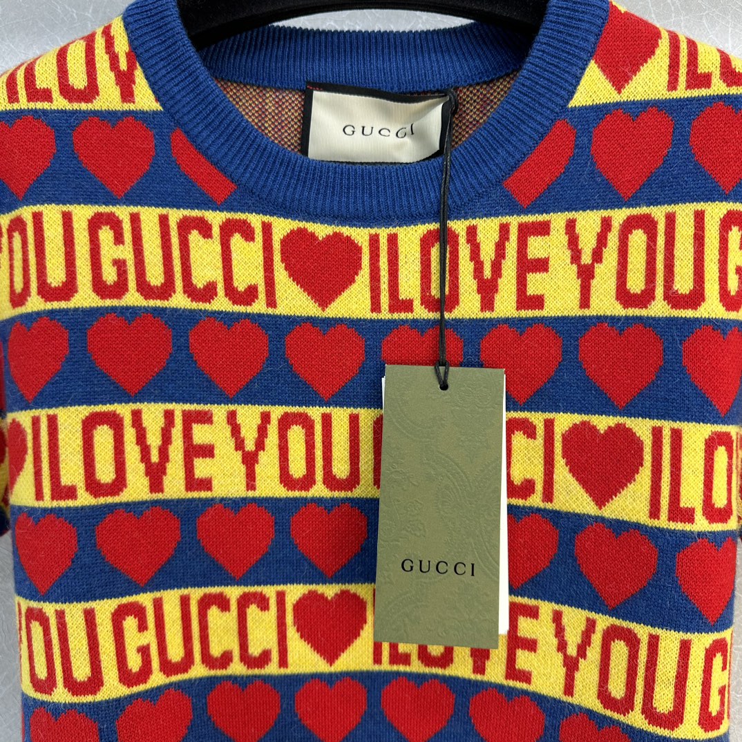 GU T-Shirt  Woman knitted Sweater