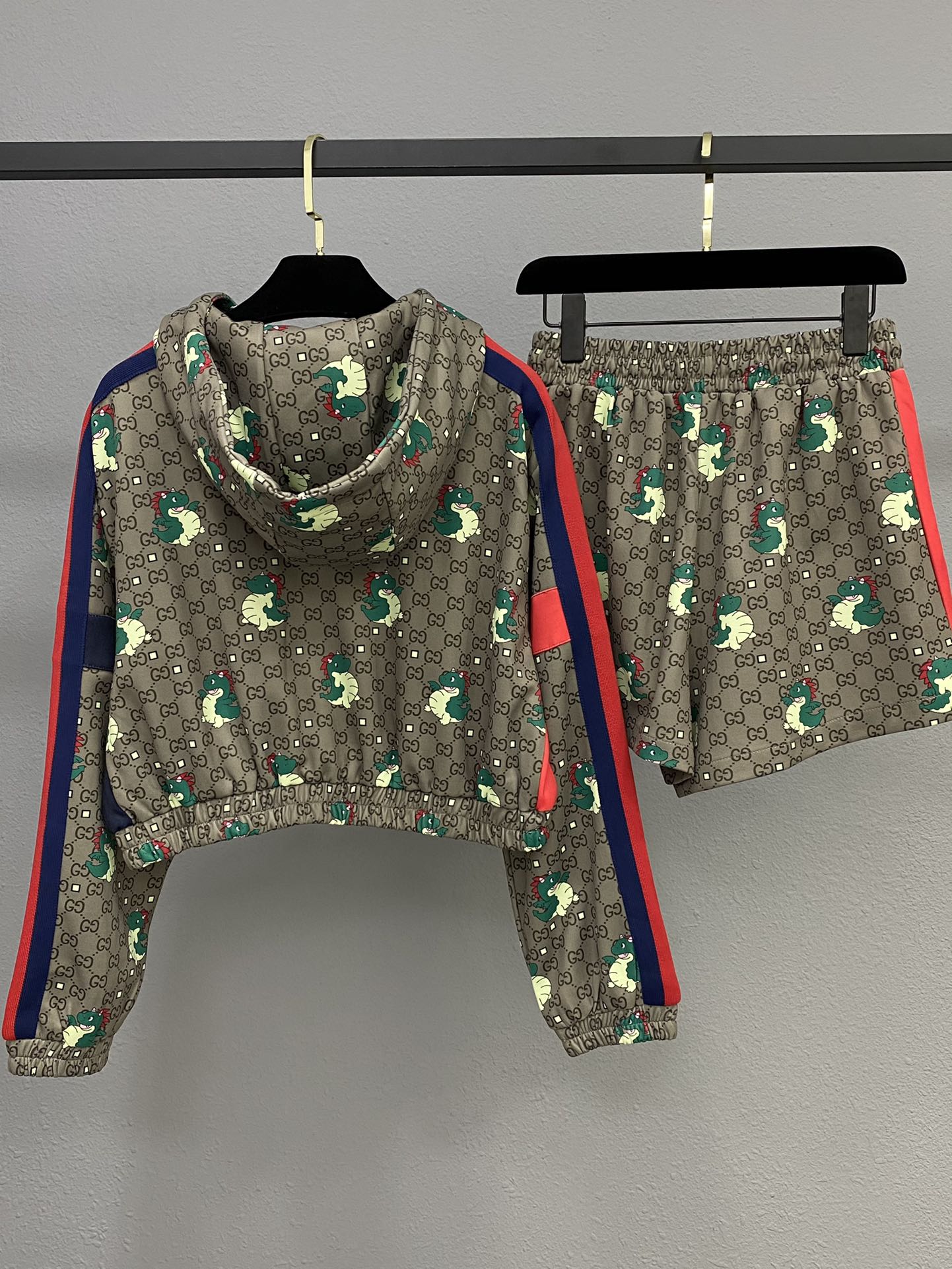 GU  Sport Suits  Woman Dragon print