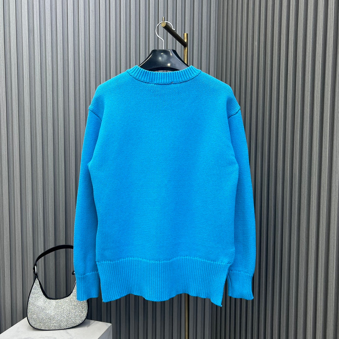 GU  Sweater Woman
