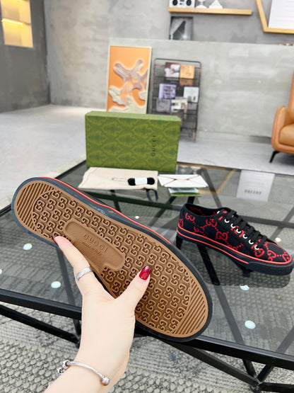 GU  Sneakers