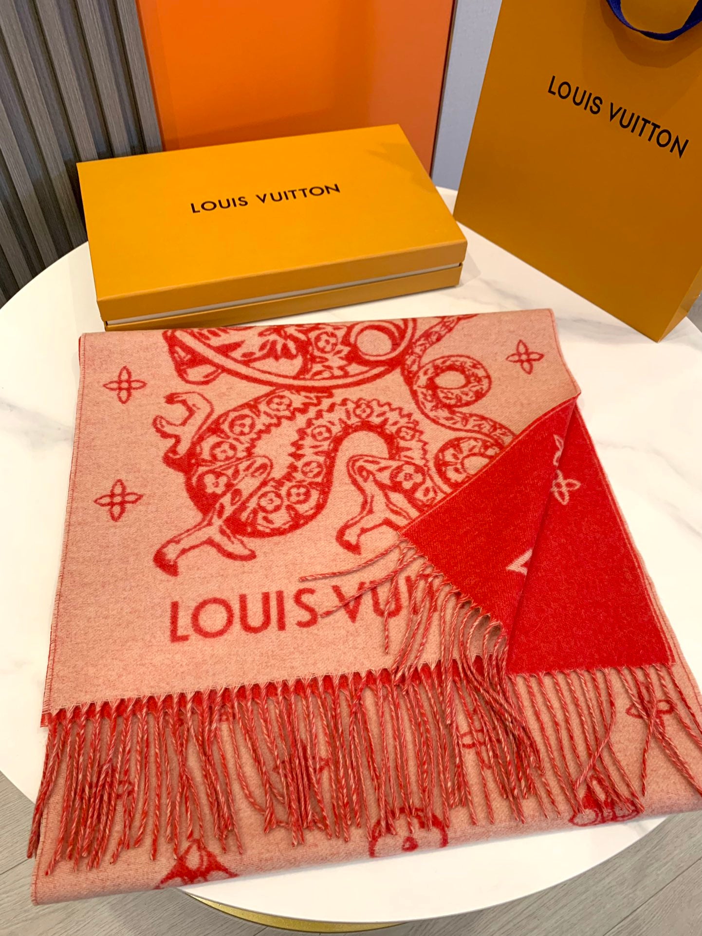 LU  Scarf