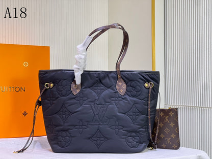 LU Bag Puffer  31 cm Never