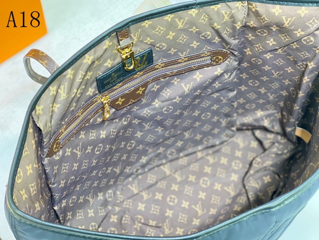 LU Bag Puffer  31 cm Never