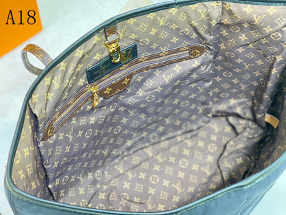 LU Bag Puffer  31 cm Never