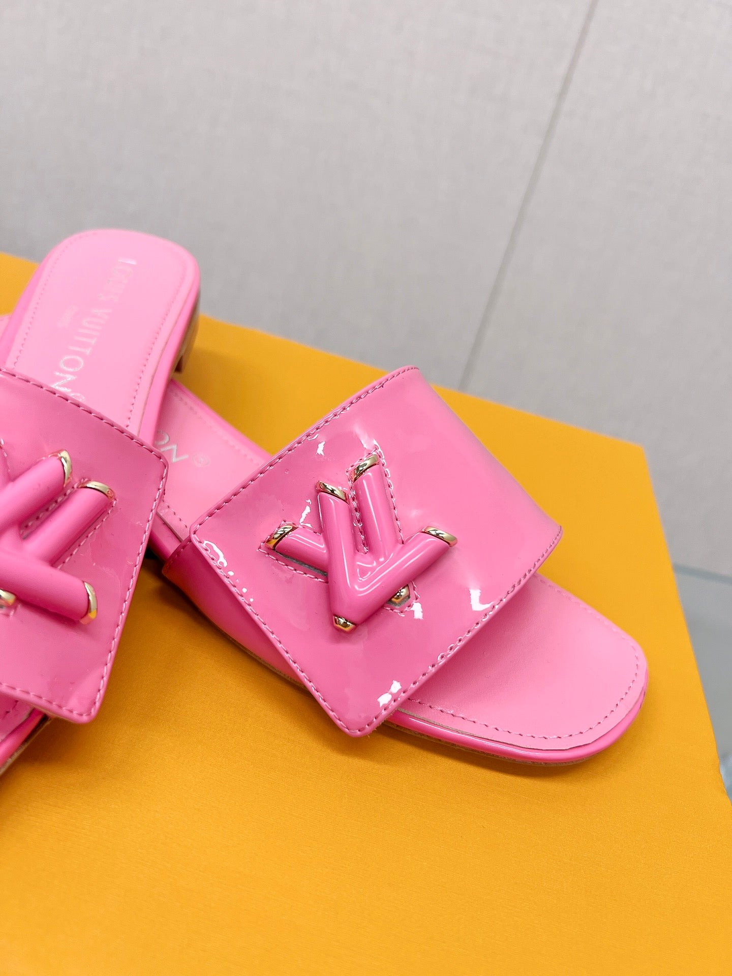 LU  Slippers Slide 2 Color's