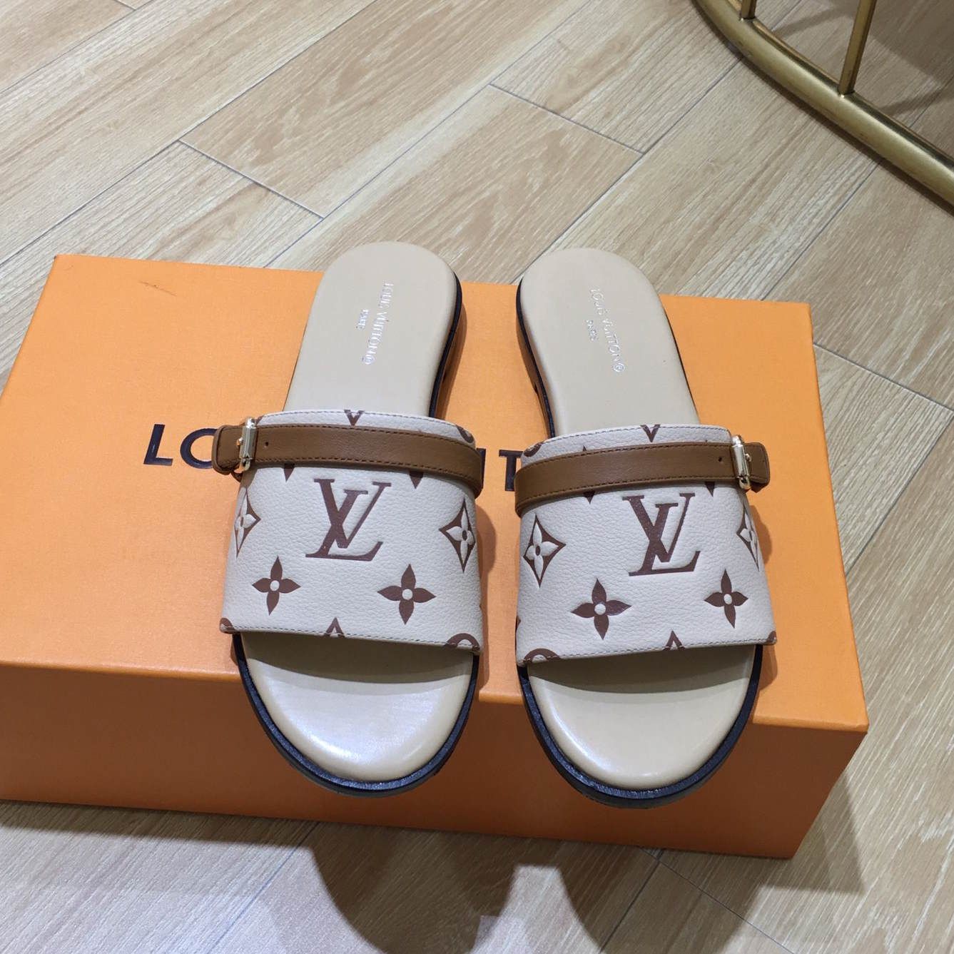 LU  Slippers