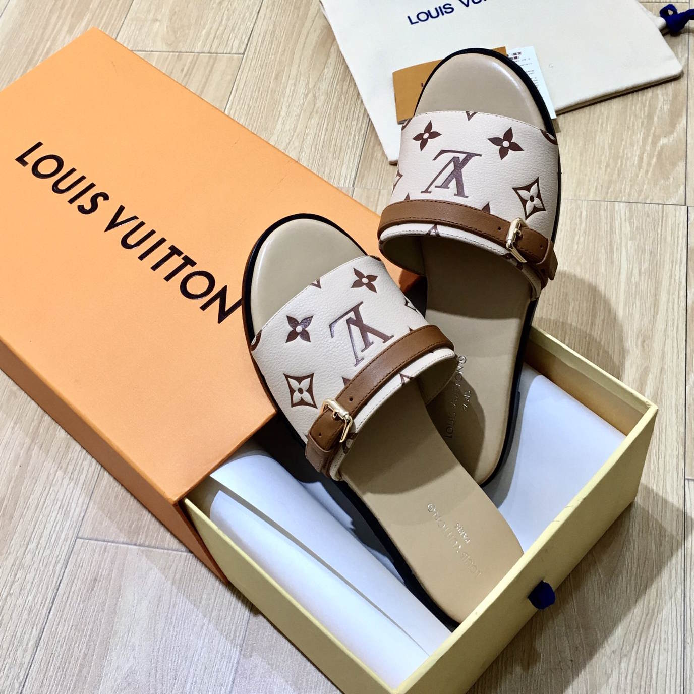 LU  Slippers