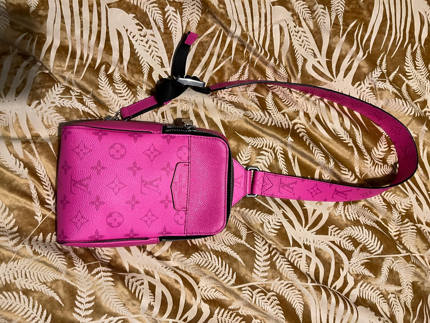 LU  Backpack Sling Bag Fuchsia