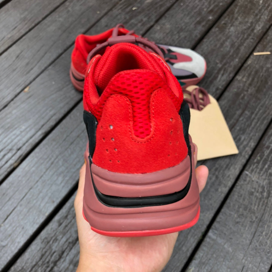 YEZY 700 Sneakers Red