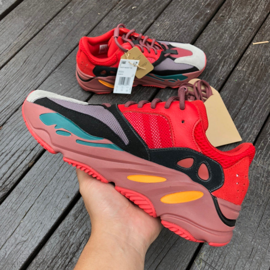 YEZY 700 Sneakers Red