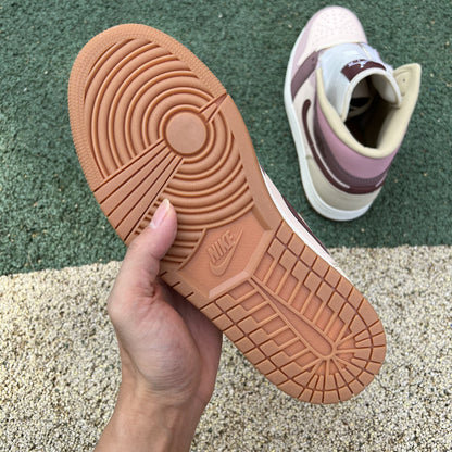 N*KE AJ1 Jordan  Woman  Sneakers