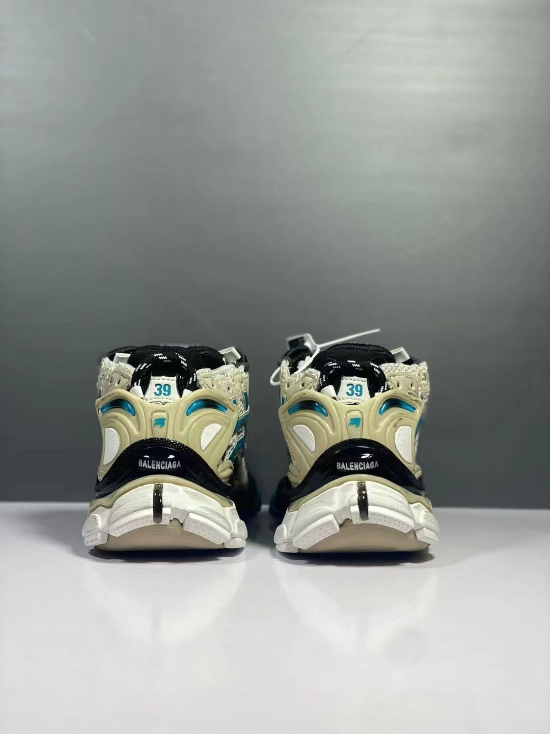 SNBAL   Sneakers Runner