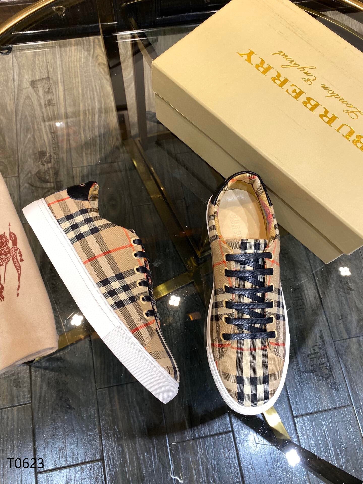 *BURBBER Sneakers