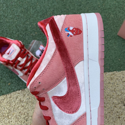 N*ke  Sneakers Dunk SB X Stragelove