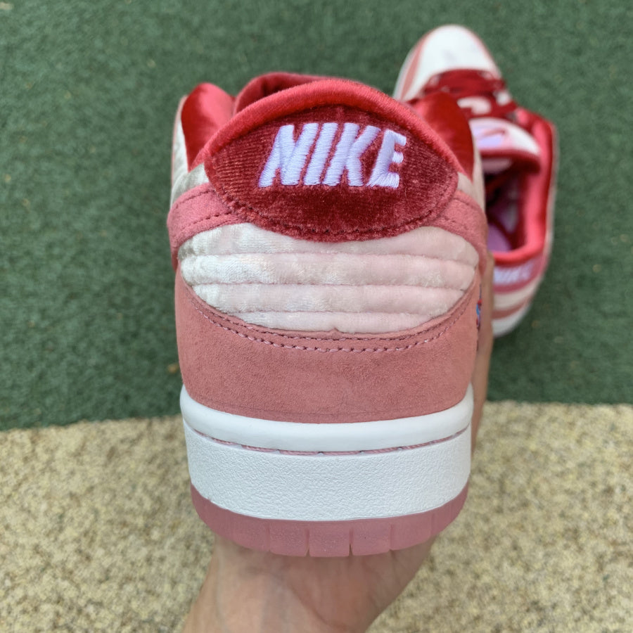 N*ke  Sneakers Dunk SB X Stragelove