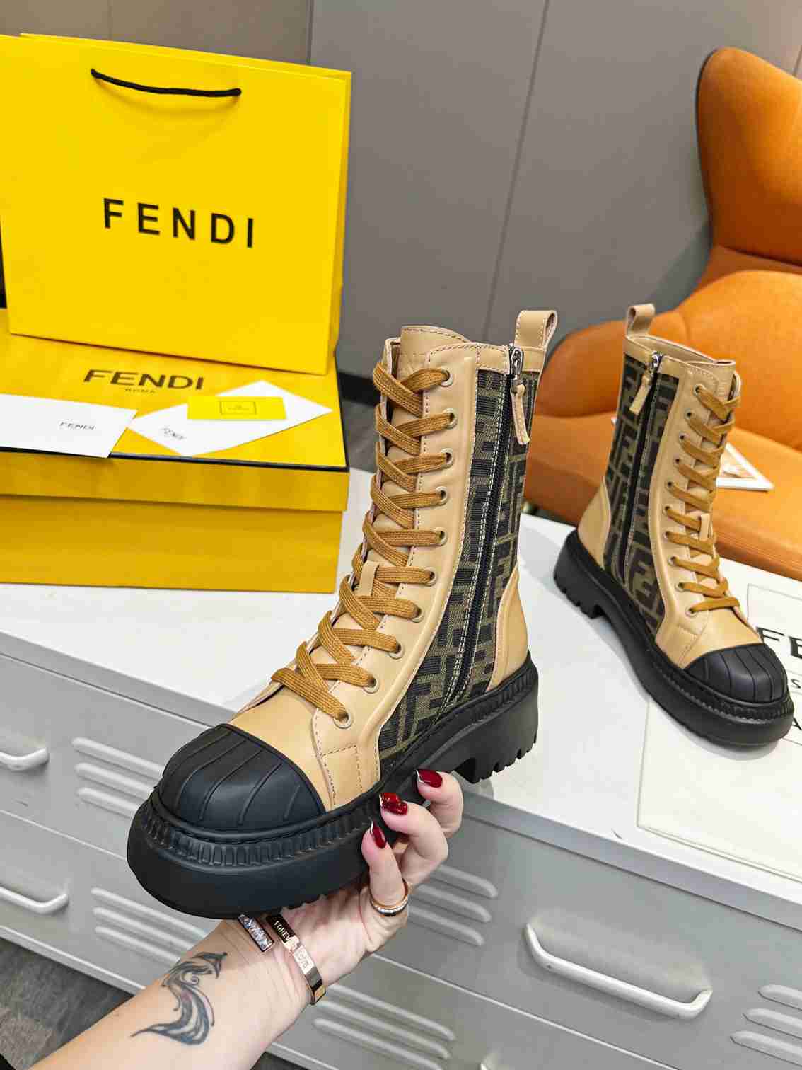 FEN Boots Domino