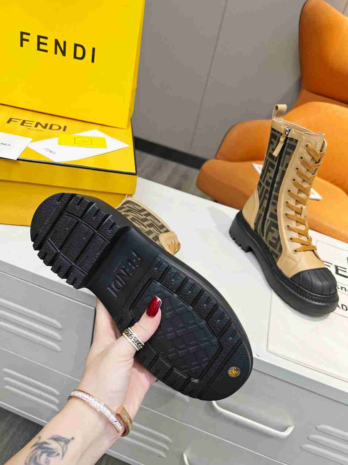 FEN Boots Domino