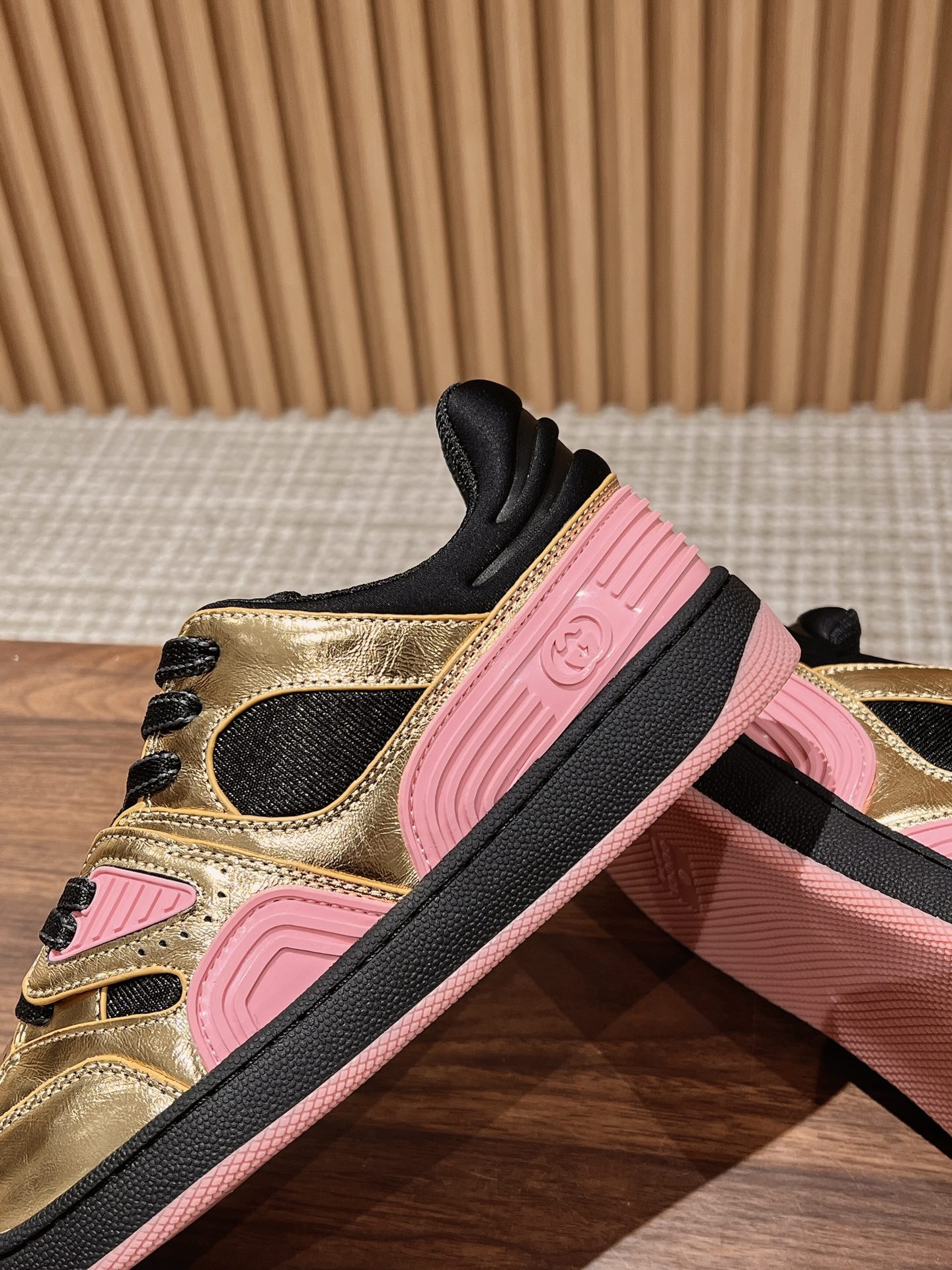 GU Sneakers Runner Gold
