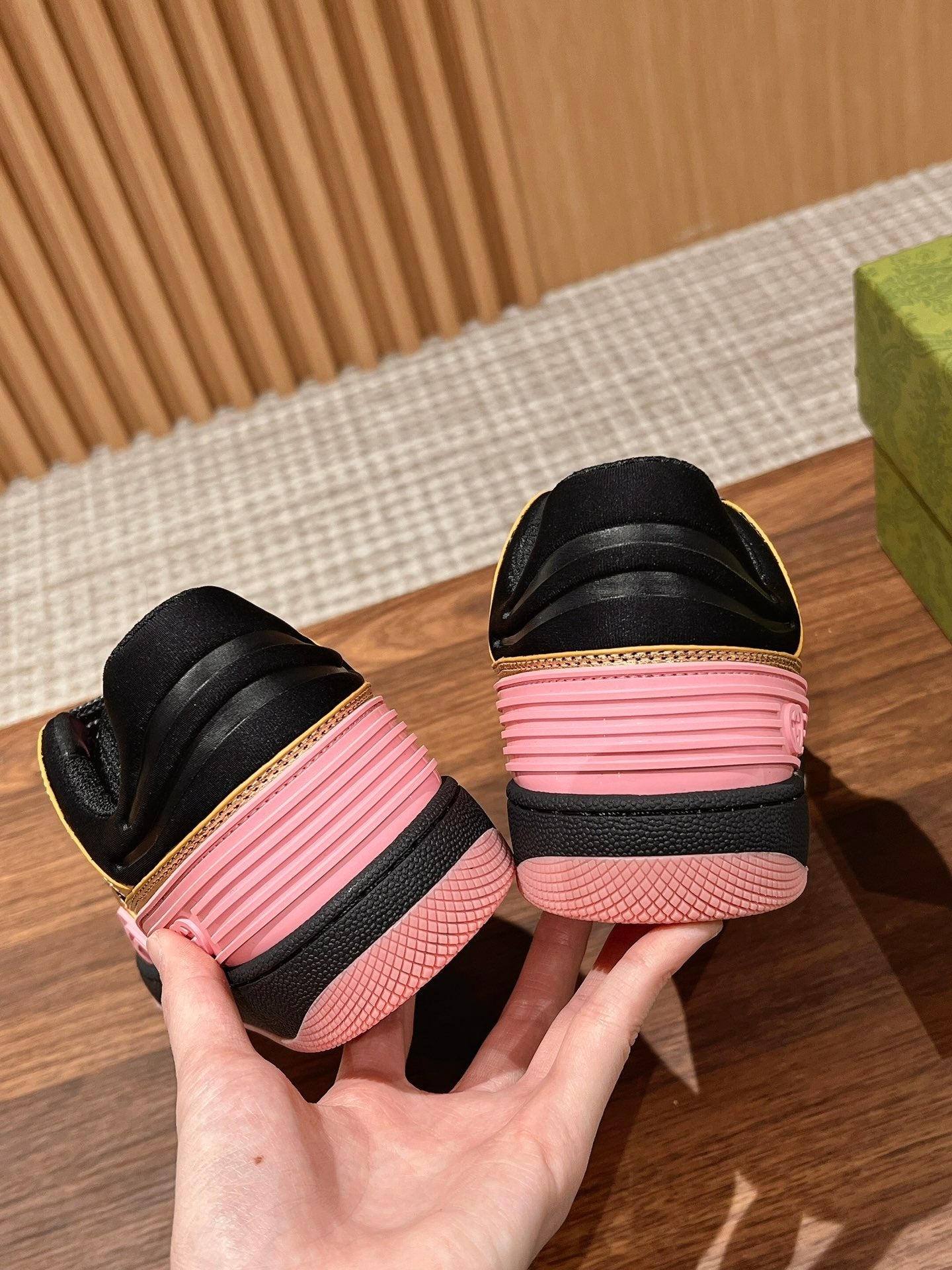 GU Sneakers Runner Gold