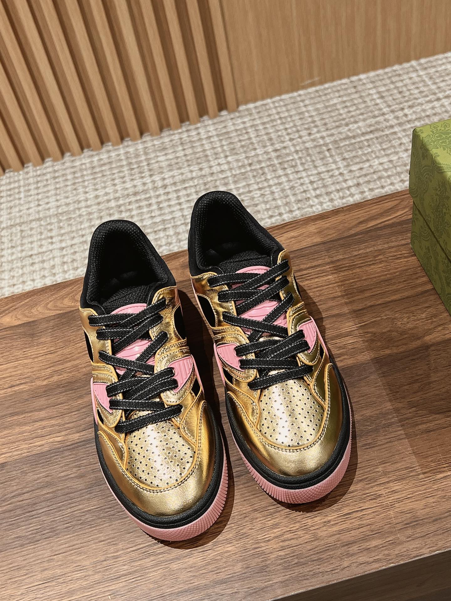 GU Sneakers Runner Gold