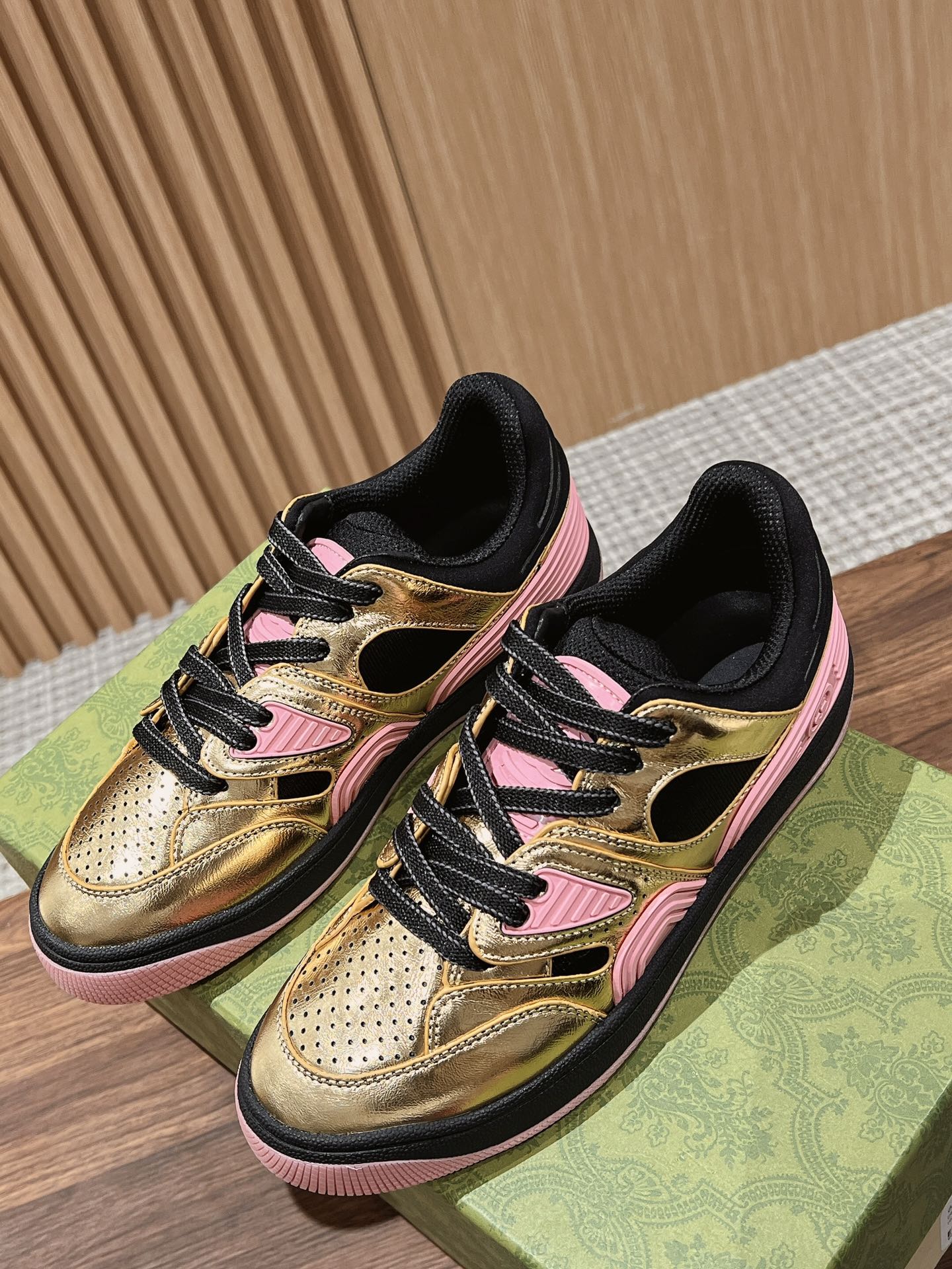 GU Sneakers Runner Gold