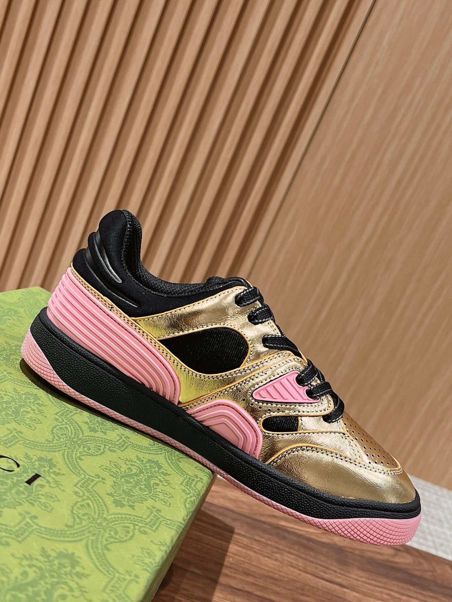 GU Sneakers Runner Gold