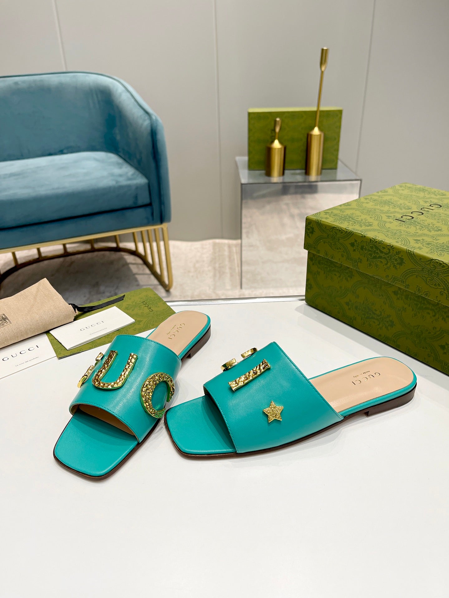 GU Slippers Jumbo Logo