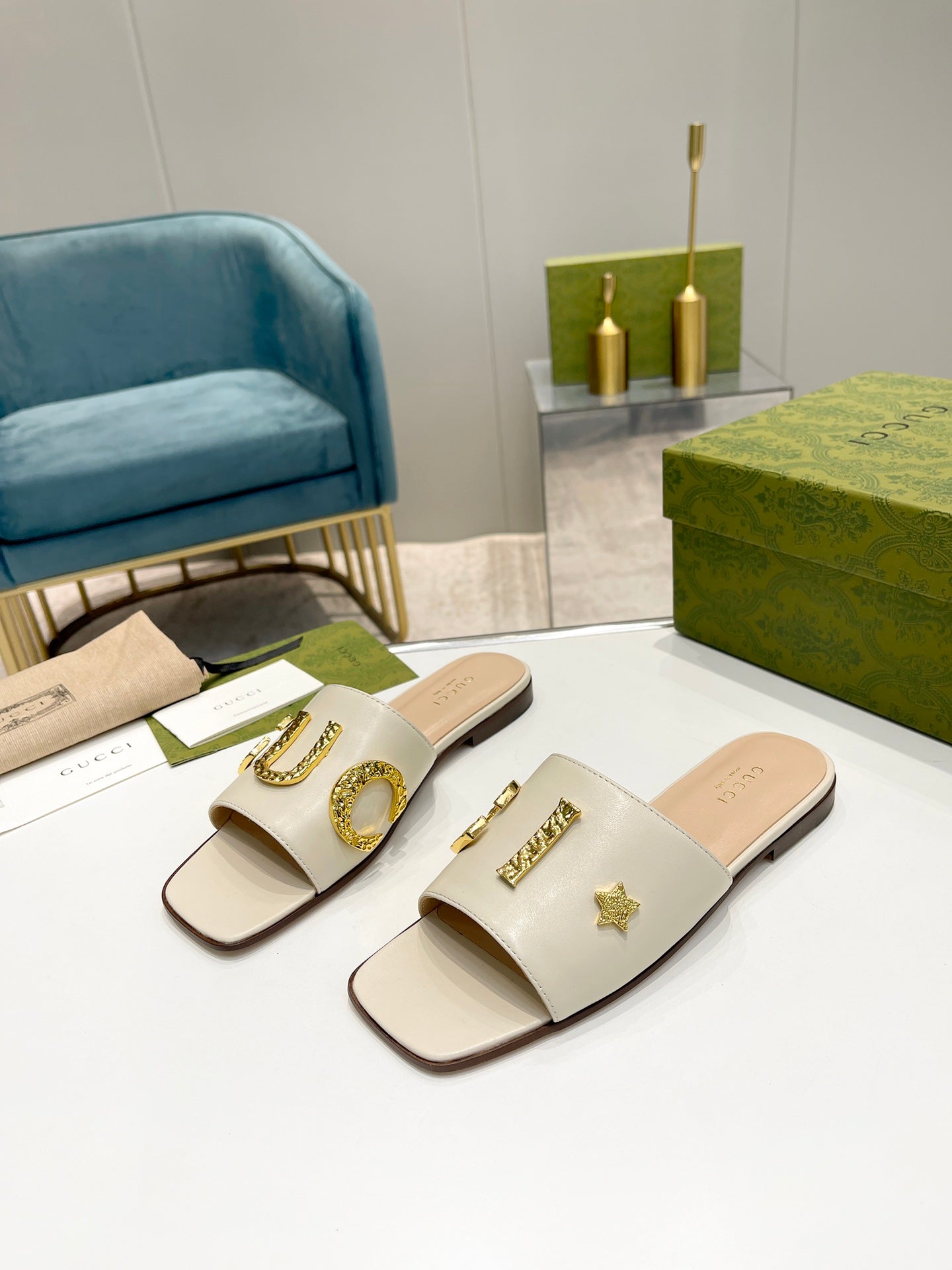GU Slippers Jumbo Logo