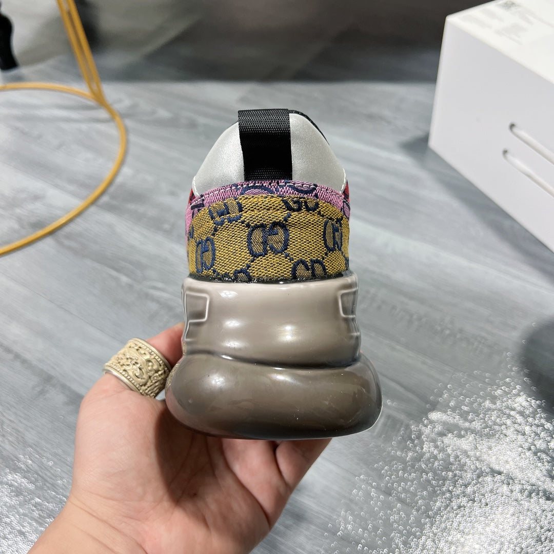 VRC  vs GU  Sneakers Runner