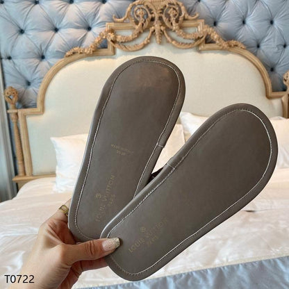 LU Bath Suite Mule Silver Slippers