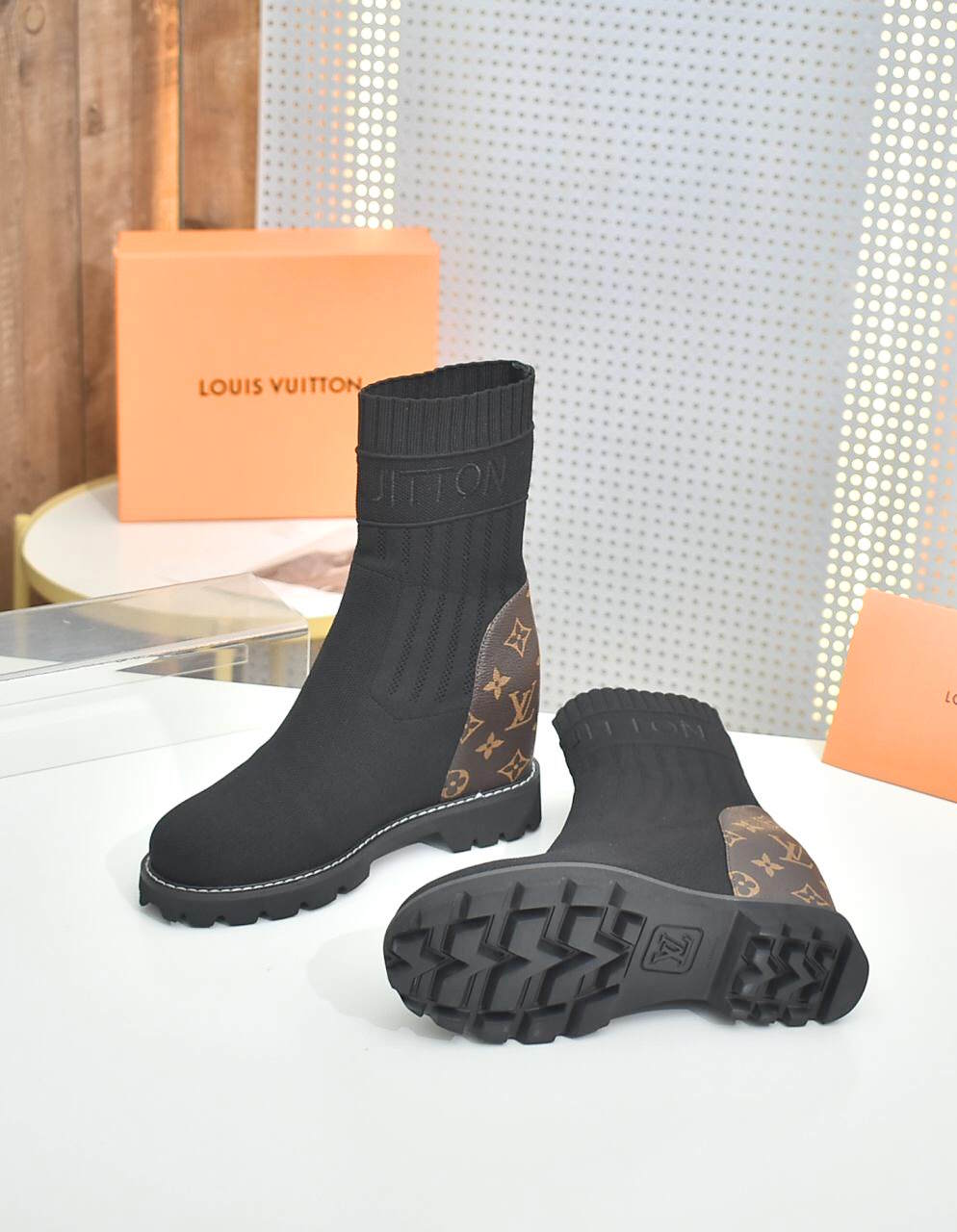 LU  Boots Trainers
