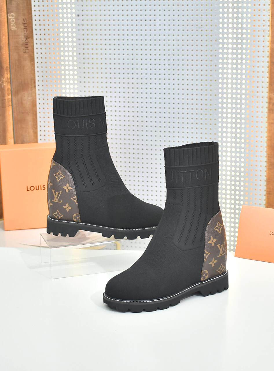 LU  Boots Trainers